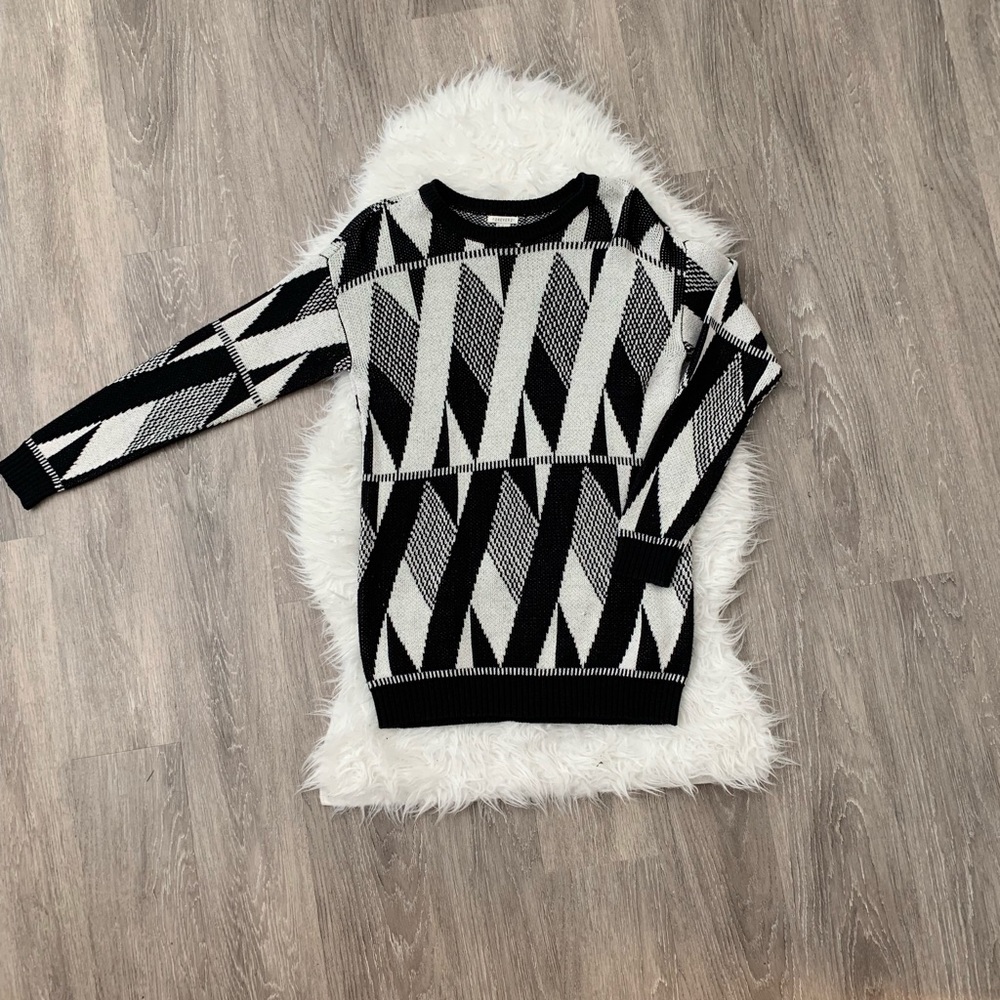 Forever 21 Geometric Sweater.    3/10